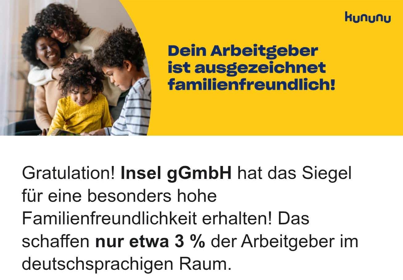 Auszeichnung_familienfreundlicherArbeitgeber Familie sitzt lachend beisammen, Text: Die Insel gGmbH bietet familienfreundliche Unterstützung bei psychischer Erkrankung.